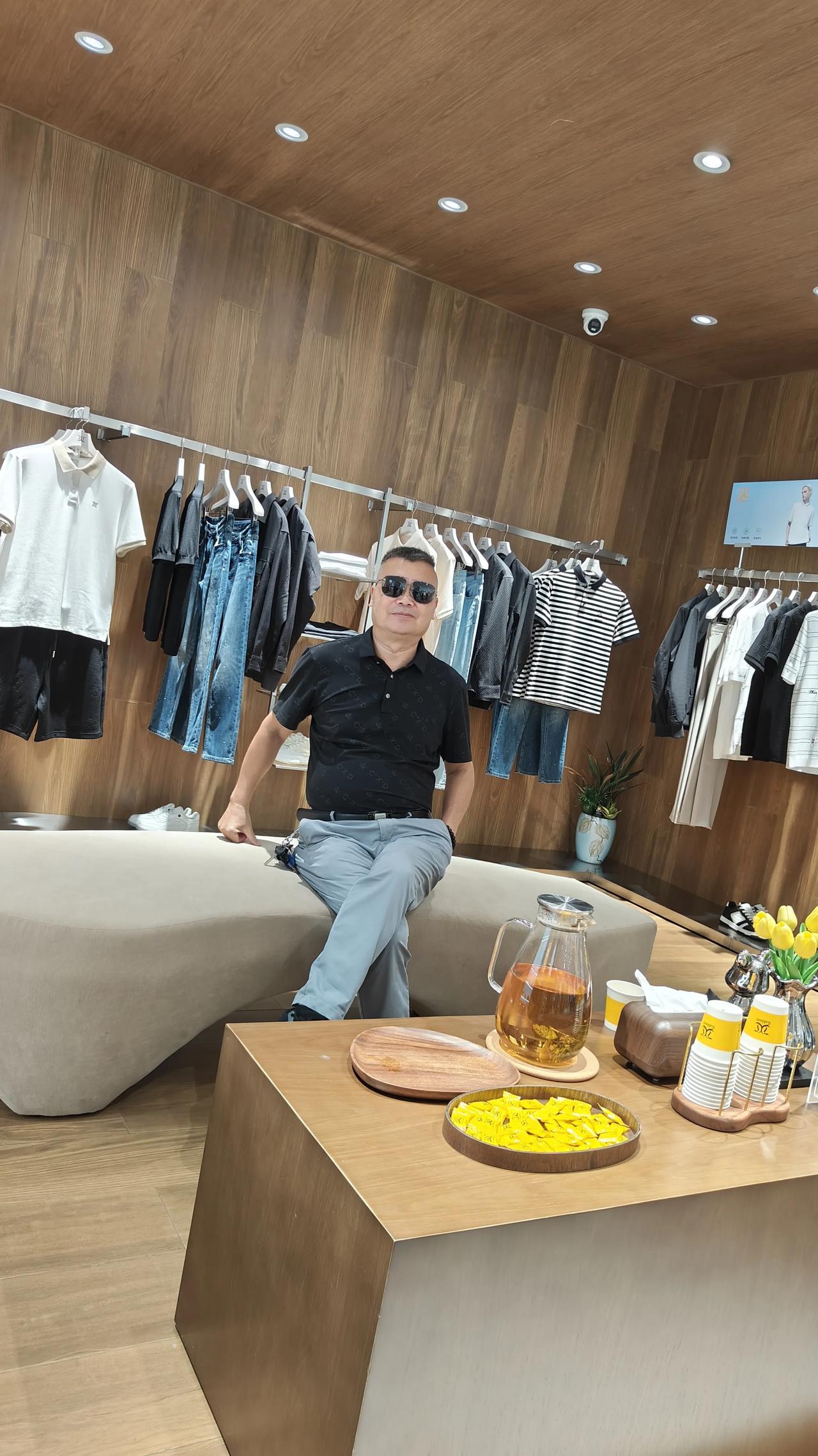 问青春
李家宁
红颜白首尽佳篇，
岁月匆匆诉与天。
秋雨若存怜悯意，
依然润我续