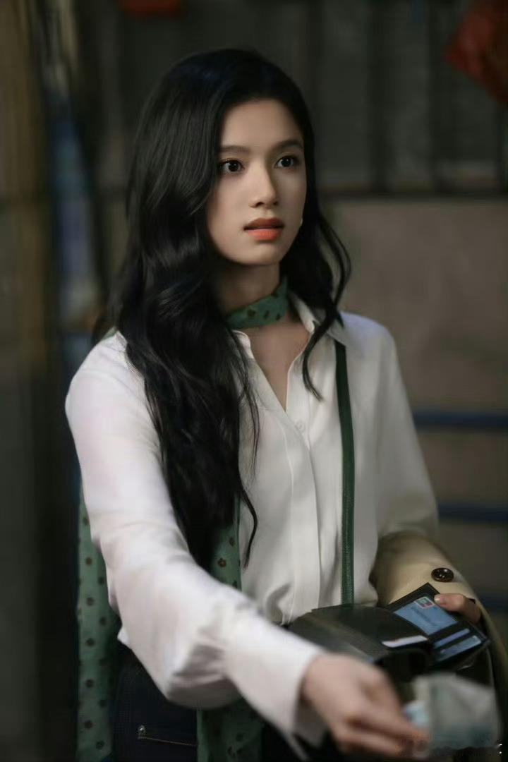 张婧仪写给角色苗靖看苗靖在废墟里一点一点把自己拼起来，忽然觉得，幸好演她的是张婧