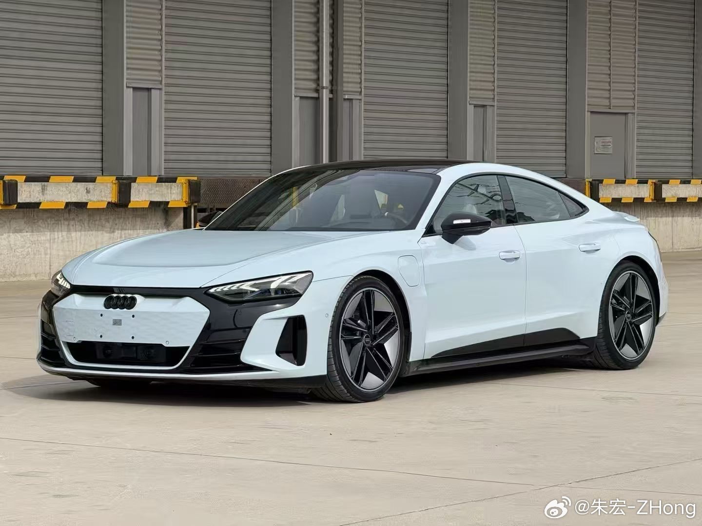 奥迪etron gt积云蓝/白内，限量版【二手车】选配+黑色外观套件 30000
