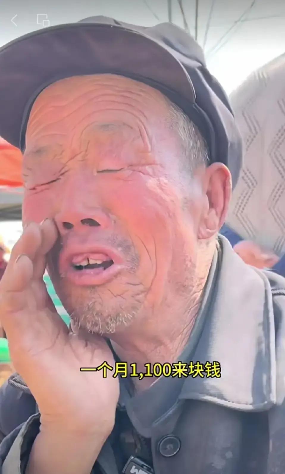 莒南75岁五保大爷把说媒的全挡回去，就为保住每月1100块。
村里人笑他傻，他掰