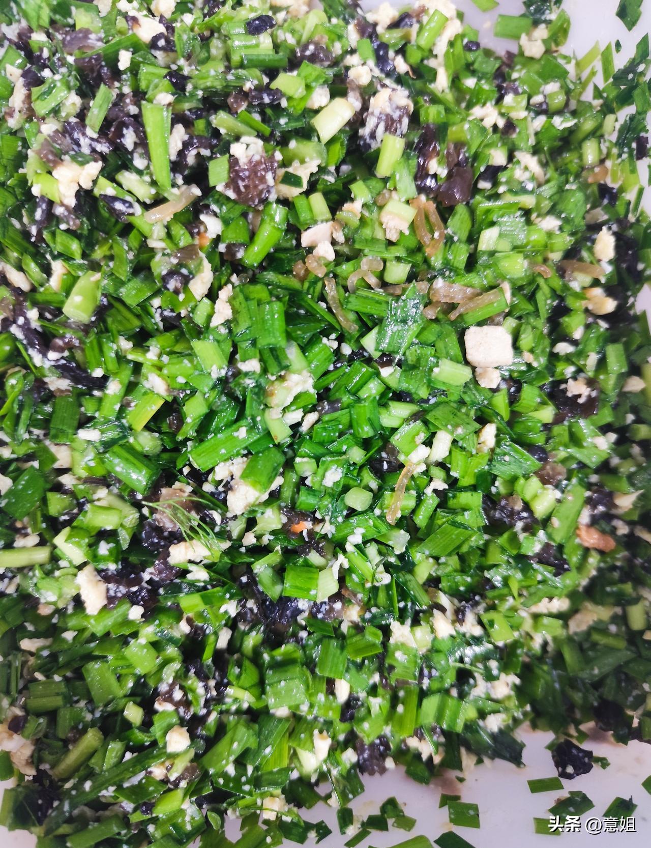 包子刚蒸好，大叔捏着塑料袋来买。
老婆嫌累，丈夫说你瞎胡搞。
她没停手，晚上