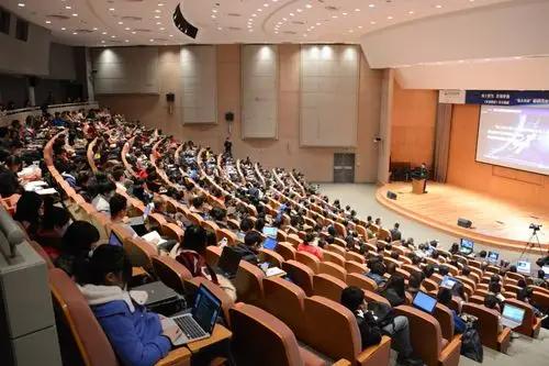 昨晚跟同行吃饭，整个饭局，她痛斥学校行政的官 僚与无 能！

一是某部门要求老师