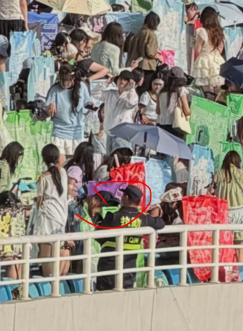 东22区四层有一位zp的灯牌被挡了在周围的谁去提醒一下她，帮一下忙