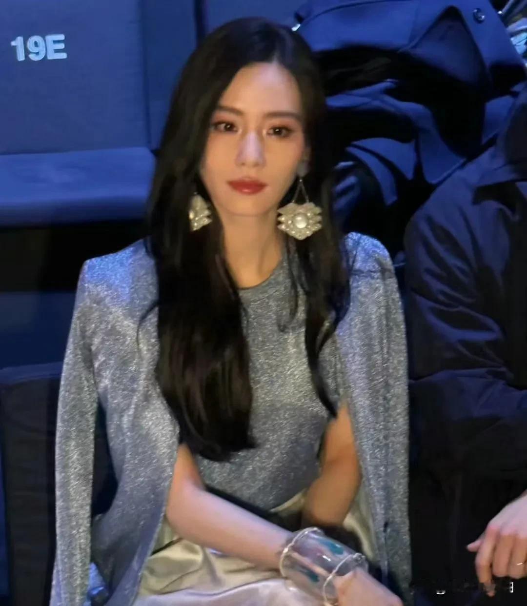 刘诗诗米兰时尚周的看秀生图，她的服装得体，妆容精致，状态良好，整个人散发出来的气
