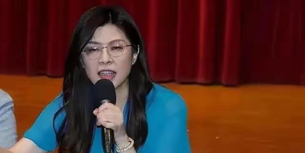 国民党副主席张荣恭最近在节目里爆了个猛料，说郑丽文根本不是大家以为的 "统一女神