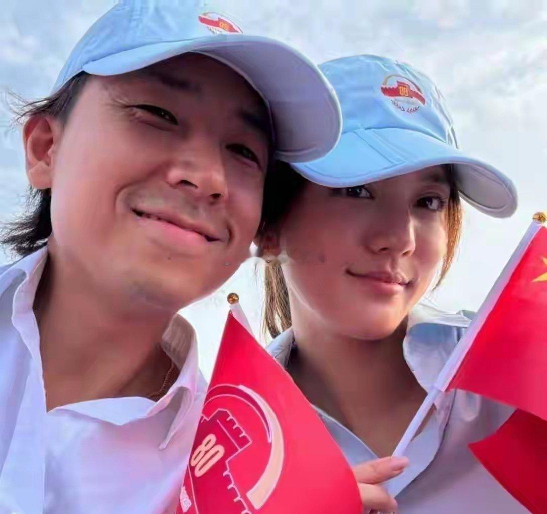 吴千语施伯雄纯素颜亮相，坐地铁观礼阅兵，夫妻俩太接地气了 ​​​