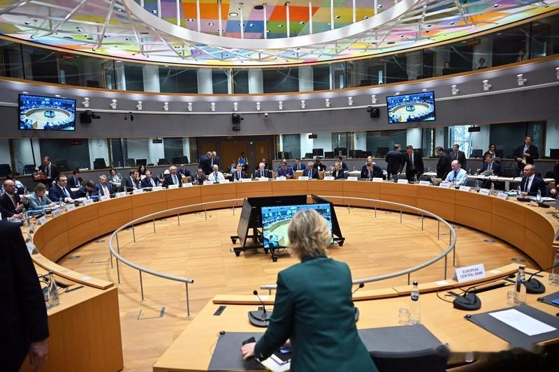 乌克兰在欧洲安全格局中占据着关键地位。曾经，它军力落后，在国际舞台上没什么话语权