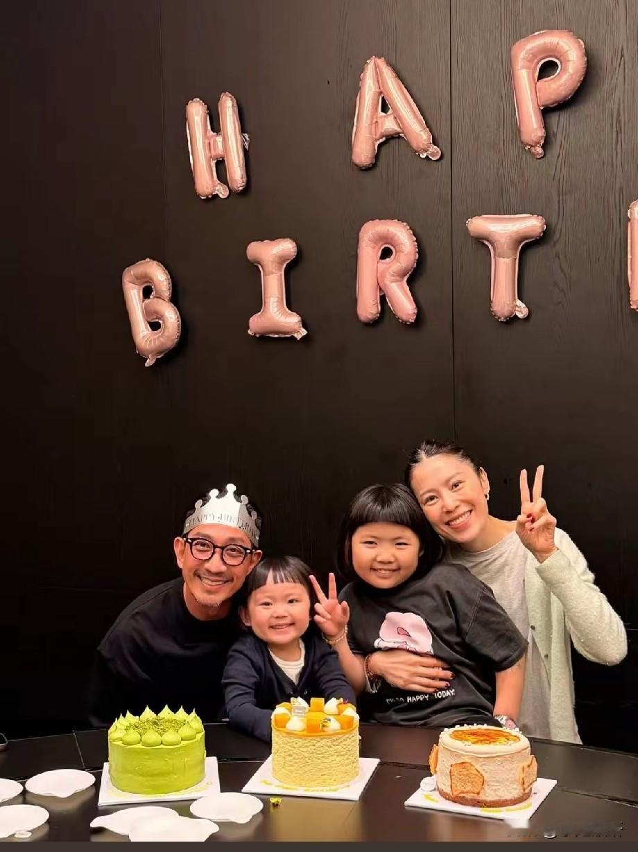 港星李璨森庆生全家福曝光！一家四口温馨同框，网红女儿Lucy状态亮眼
 
近日，