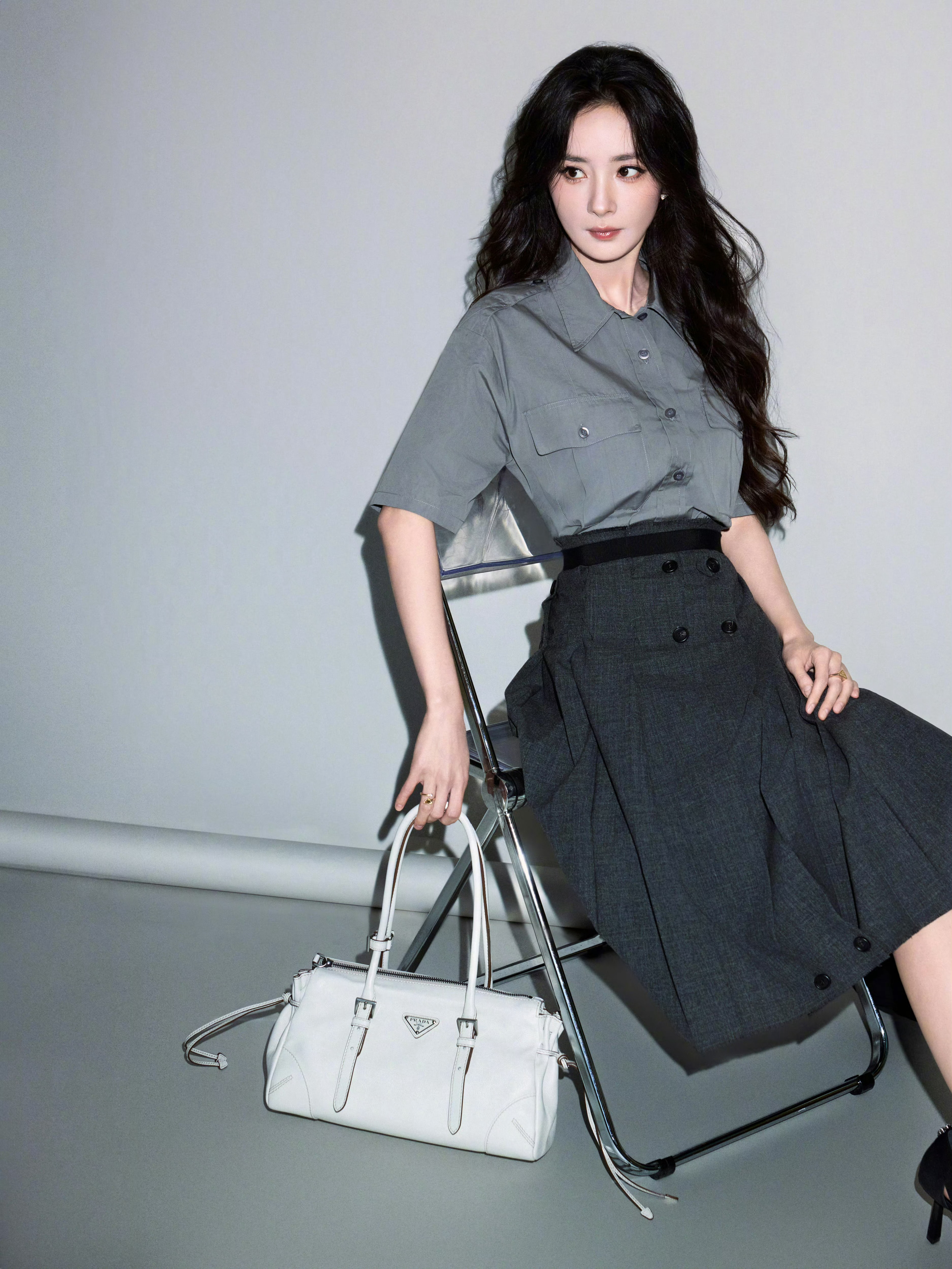 杨幂一边拍广告一边购物杨幂从小就对时尚潮流感兴趣，难怪现在的杨幂自带时尚气质，时