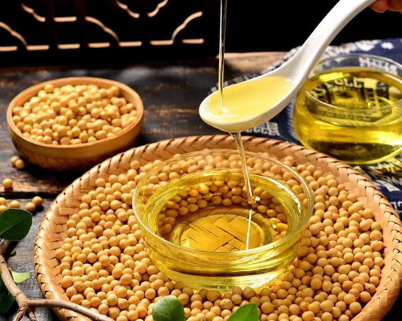 低芥酸菜籽油和大豆油哪个好，这得看个人需求。
低芥酸菜籽油富含单不饱和脂肪酸，能