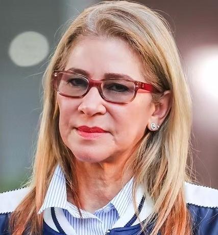 原来这位跟老公在被窝被抓走的女人也不简单！

要知道她比马杜罗大九岁，能让总统都