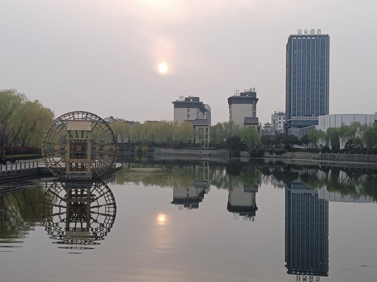 二月初八傍晚，双日同辉“千年京杭大运河”！（图片来源：老山兰台儿庄大战纪念馆“大