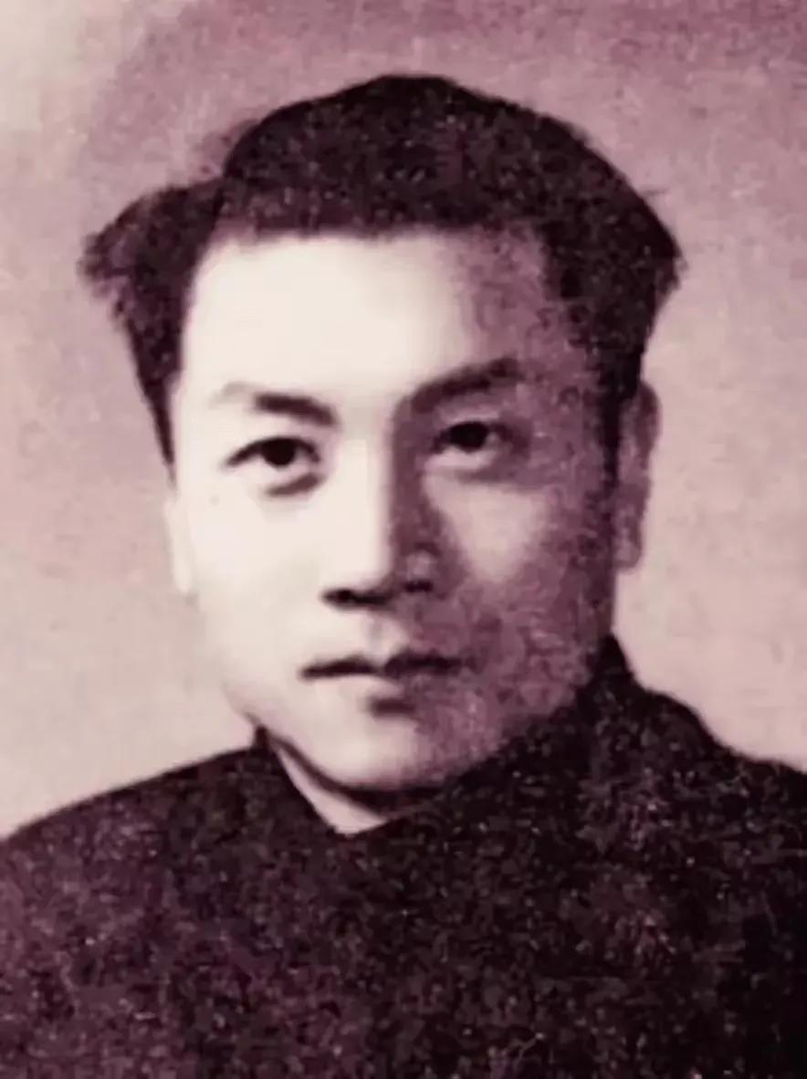 1944年，地下党任远因叛徒告密，不慎被叛徒抓住，他身上藏有秘密联络本。为了防止