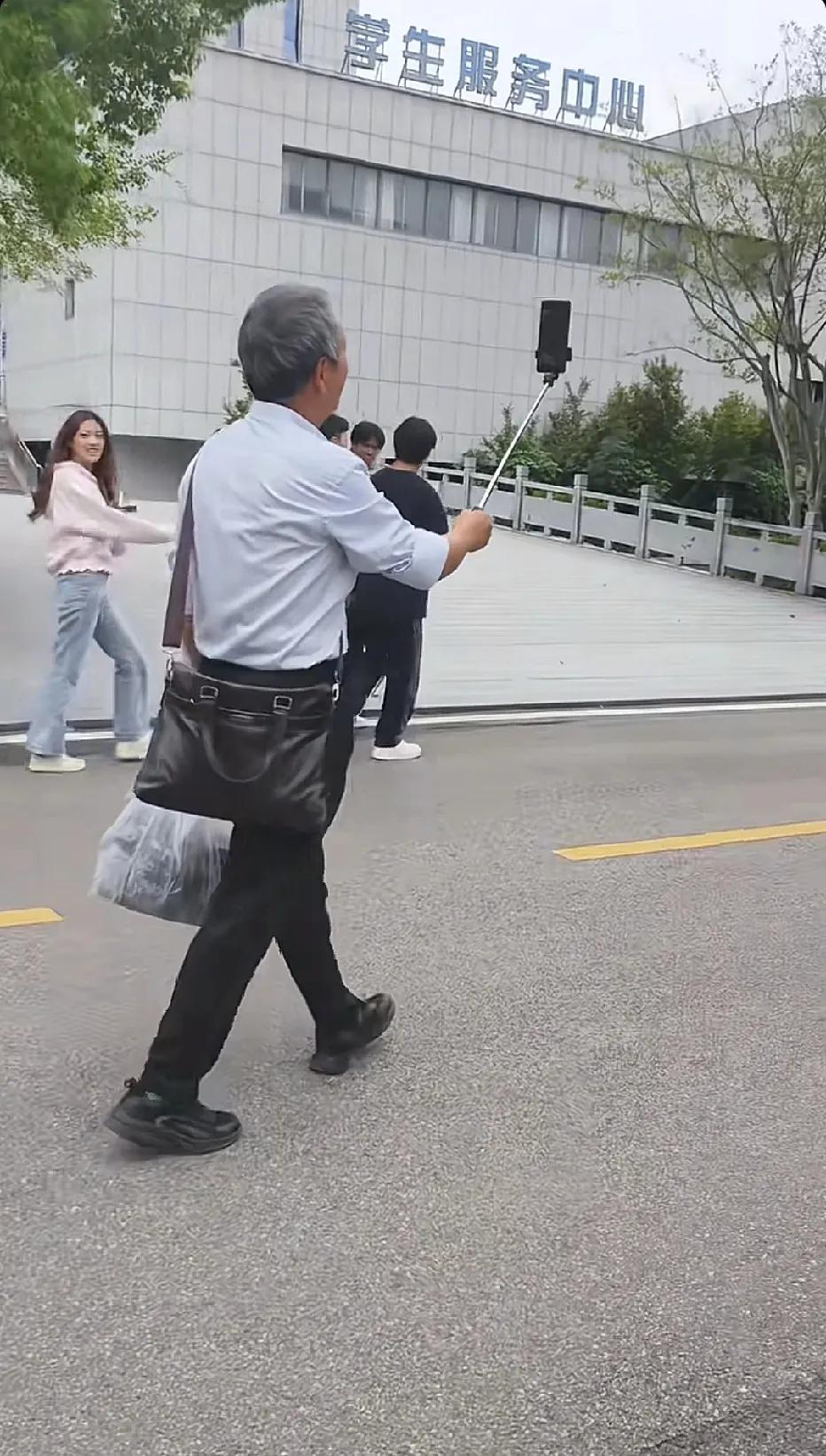 猜猜遇到了谁？文大爷，不对，是文“同学”！[呲牙]文生同学60岁了，上学热情饱满