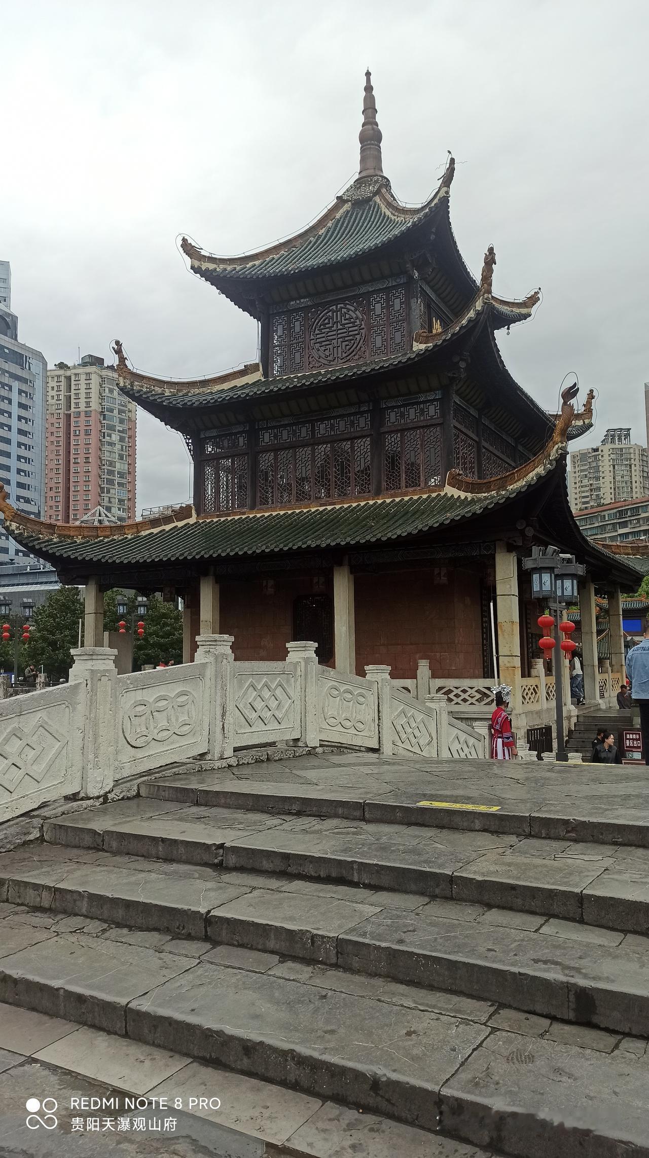 稚时入筑，今已近三十载；早闻甲秀闻名于世，频繁过往于门前而未入者，非我也？有没有