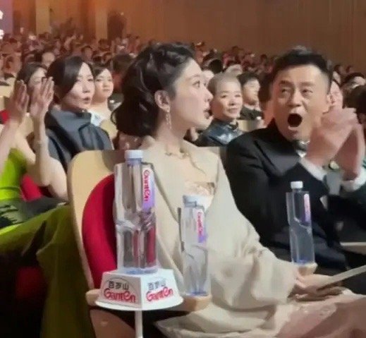 有人说其实从杨紫坐的位置，就已经知道杨紫肯定是要获奖了，因为主办方之所以要把杨紫