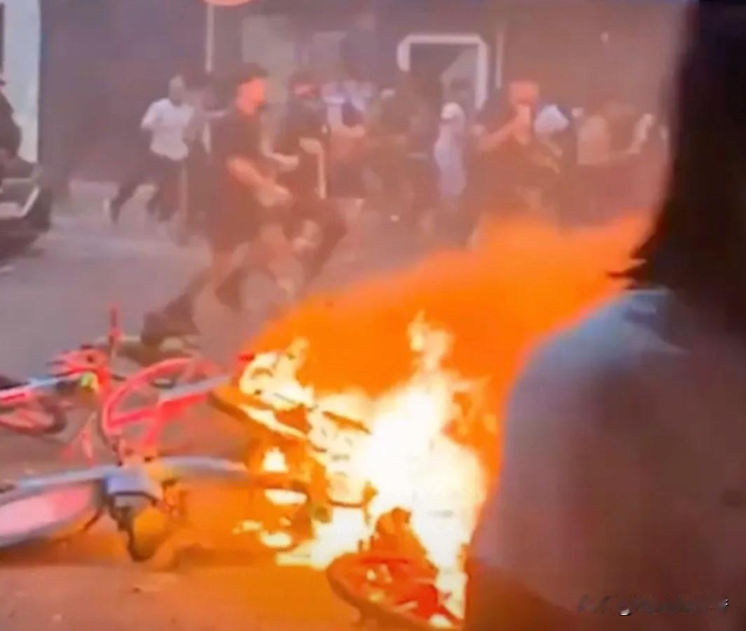 输球失控！
法摩赛后巴黎、伦敦
多地摩洛哥裔人群街头爆发冲突…
 
世界杯1/4