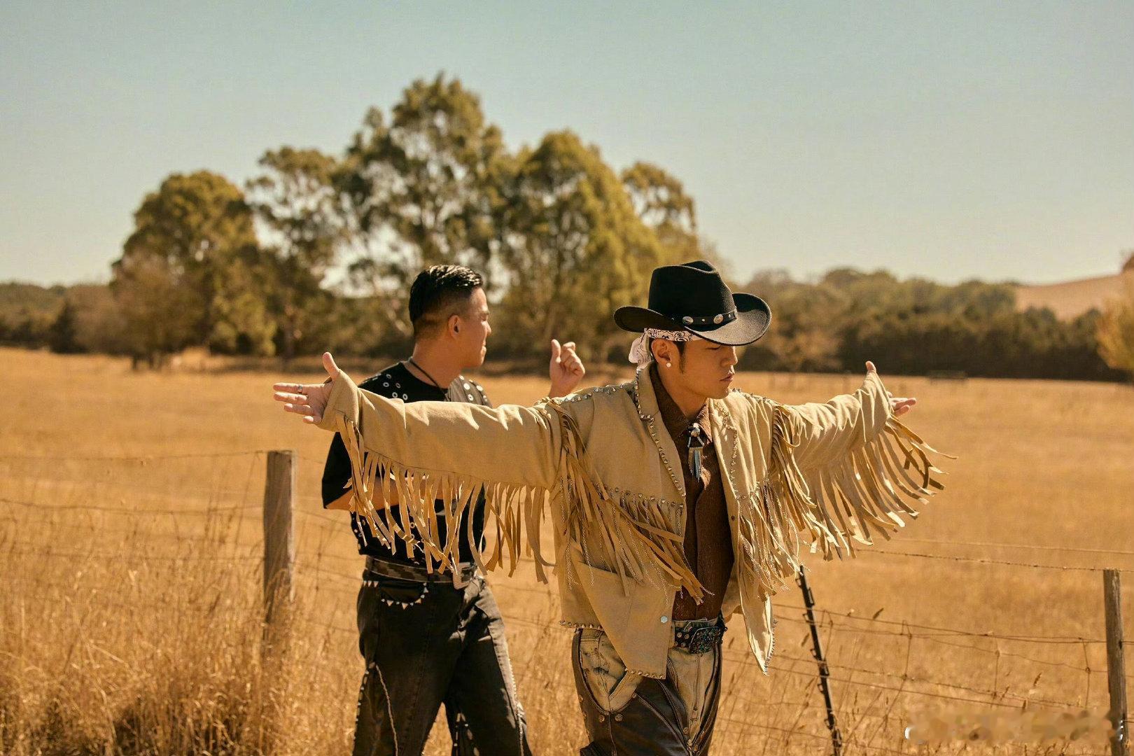 周杰伦乡间的路MV剧照 夕阳把墨尔本郊外的旷野染成琥珀色，周杰伦走在无边田野的小