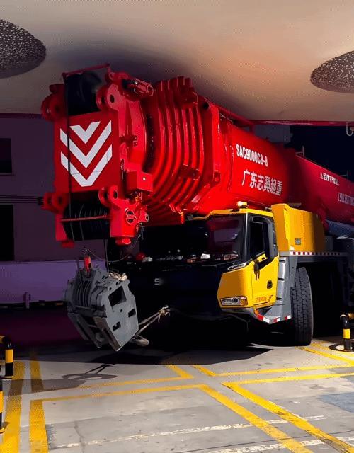 是加油站太矮，还是吊车太高呢？SAC40000T（4000吨）全地面起重机，车高