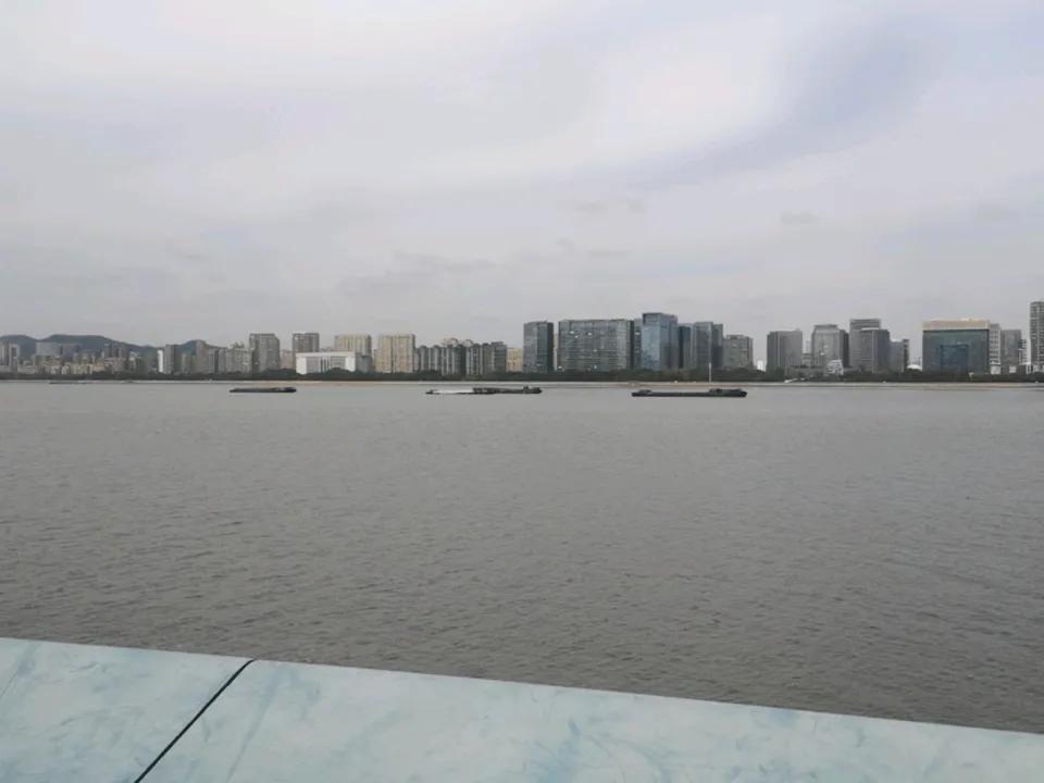 拍摄大自然美景繁忙的水路运输线，秋日江水。