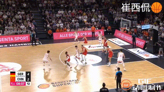 太难了！周琦抢下进攻篮板后一打三！
中国男篮为什么不尝试一下双塔战术呢？
 