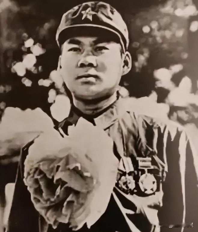 1979年，我军边防战士巡逻时，突然发现一个衣衫破烂、手脚溃烂的人，只见他身旁有