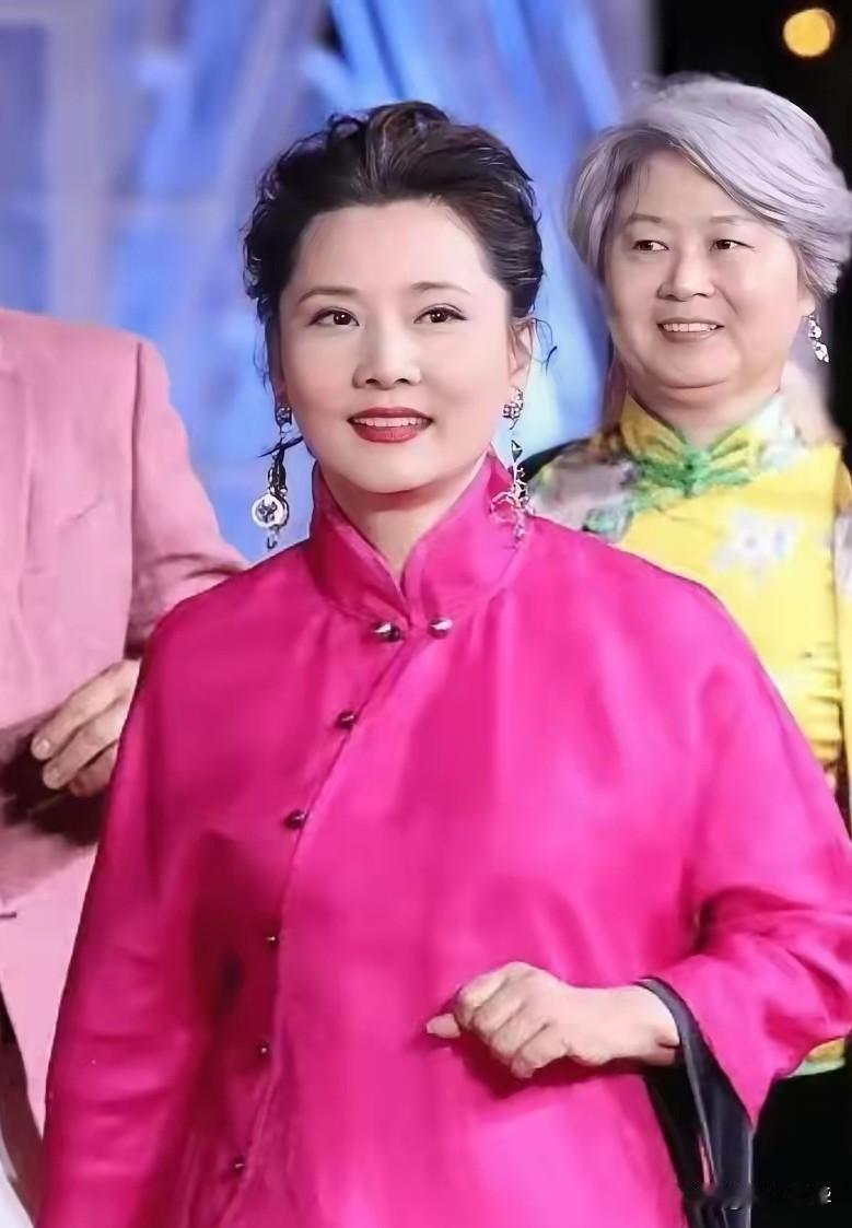发现了没，
何赛飞有个很明显的特点，
倒不是因为她变老了，而是她明明都63岁了，