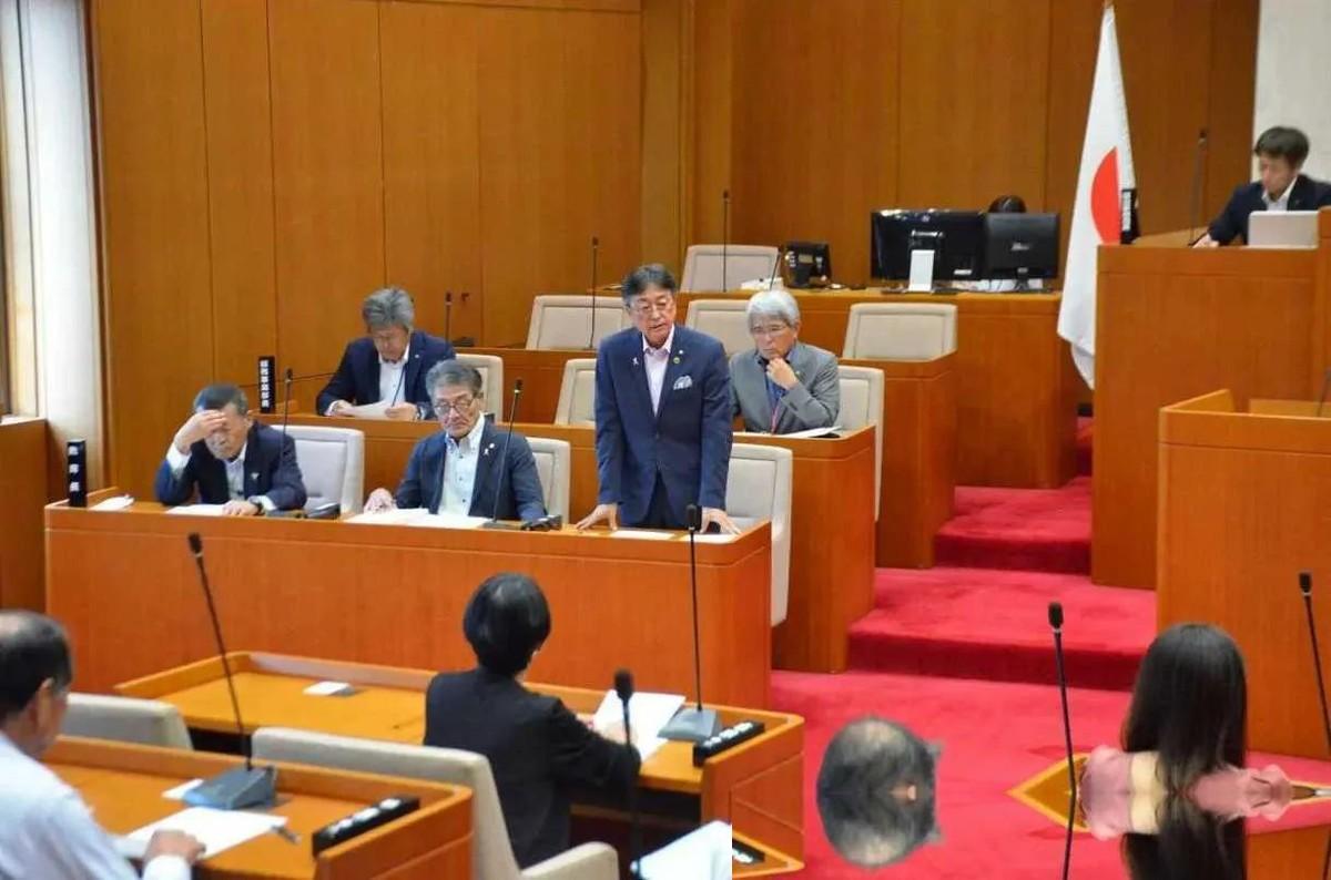 日本网民这回真是气得跳脚了，但你看日本官方，竟然破天荒地玩起了“冷处理”。咱们黑