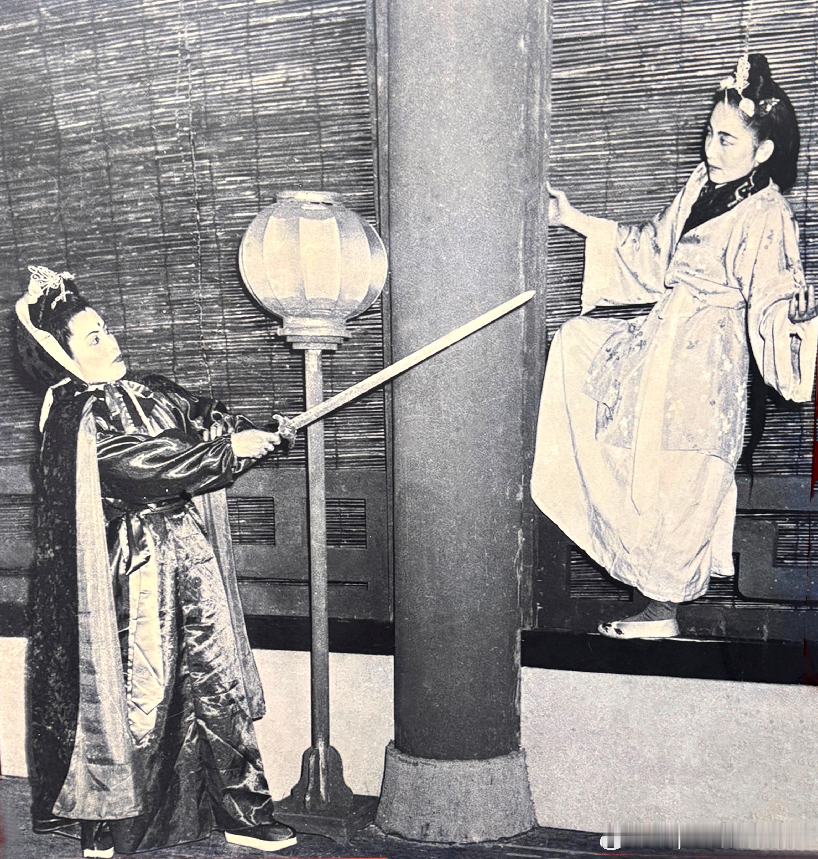 1941年12月话剧《天国春秋》中舒绣文（左）饰演洪宣娇。图2也是该剧剧照。话剧