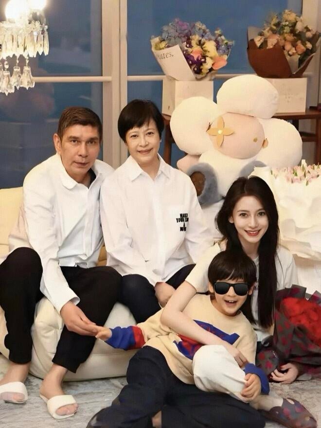黄晓明老了之后会有遗产大战吗网友已经考虑到那么远了吗？[允悲][允悲][允悲]各