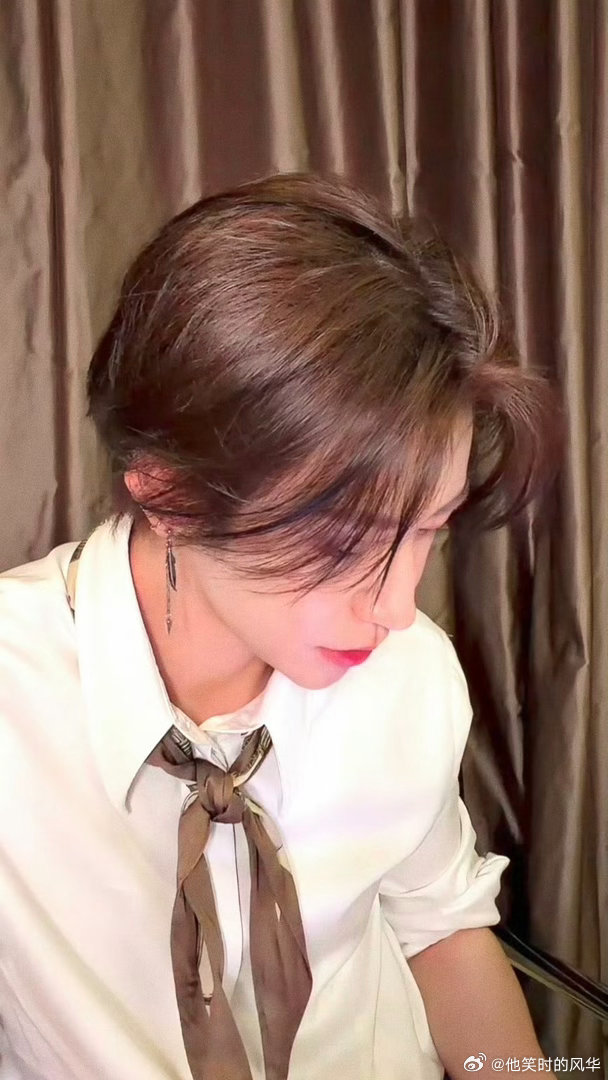 小鬼出道八周年直播 八周年直播太好哭！他把粉丝的爱都记在心里，细节处的贴心让人暖