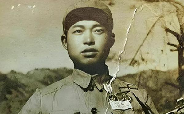 1963年，内蒙古赤峰，一处偏僻小村的马棚外。

40军118师副师长翟文清随口