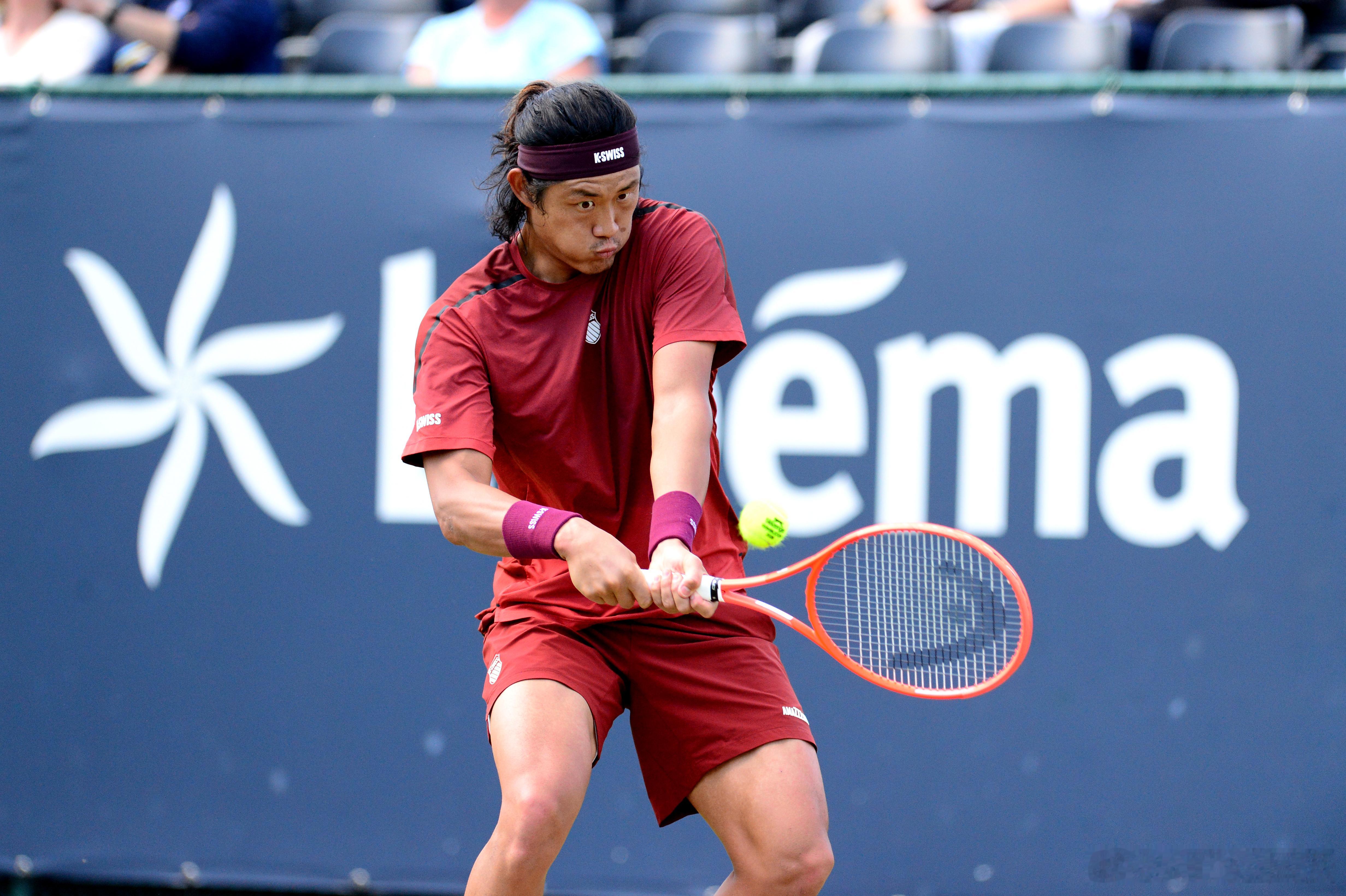 即时战况：ATP250 斯海尔托亨博斯站第二轮，张之臻以7-6(5)赢下首盘，大