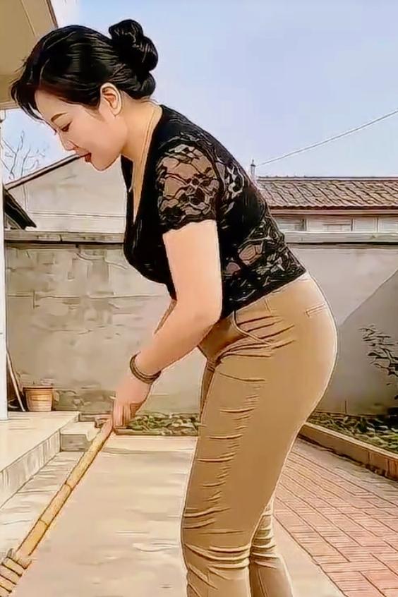 不知为啥？
村里的老年人，
总在田间忙碌着。
中年人呢，
在村头超市里，
有的在