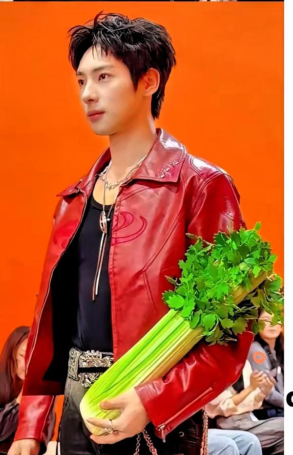 真的是贫穷限制了我的想象力！一款外形酷似芹菜的奢侈品包在网络上引发讨论，远远看去