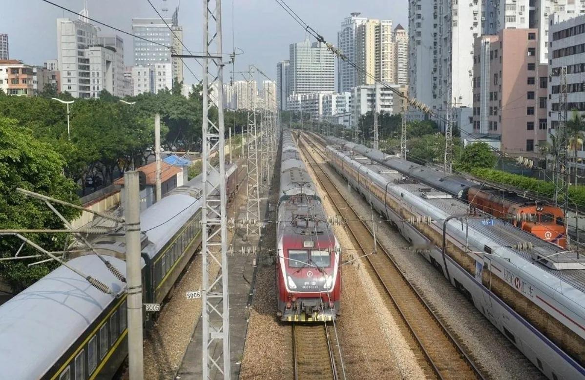净利润暴跌，广深铁路2025年一季度业绩爆雷。
今年前三个月，广深铁路公司营收6