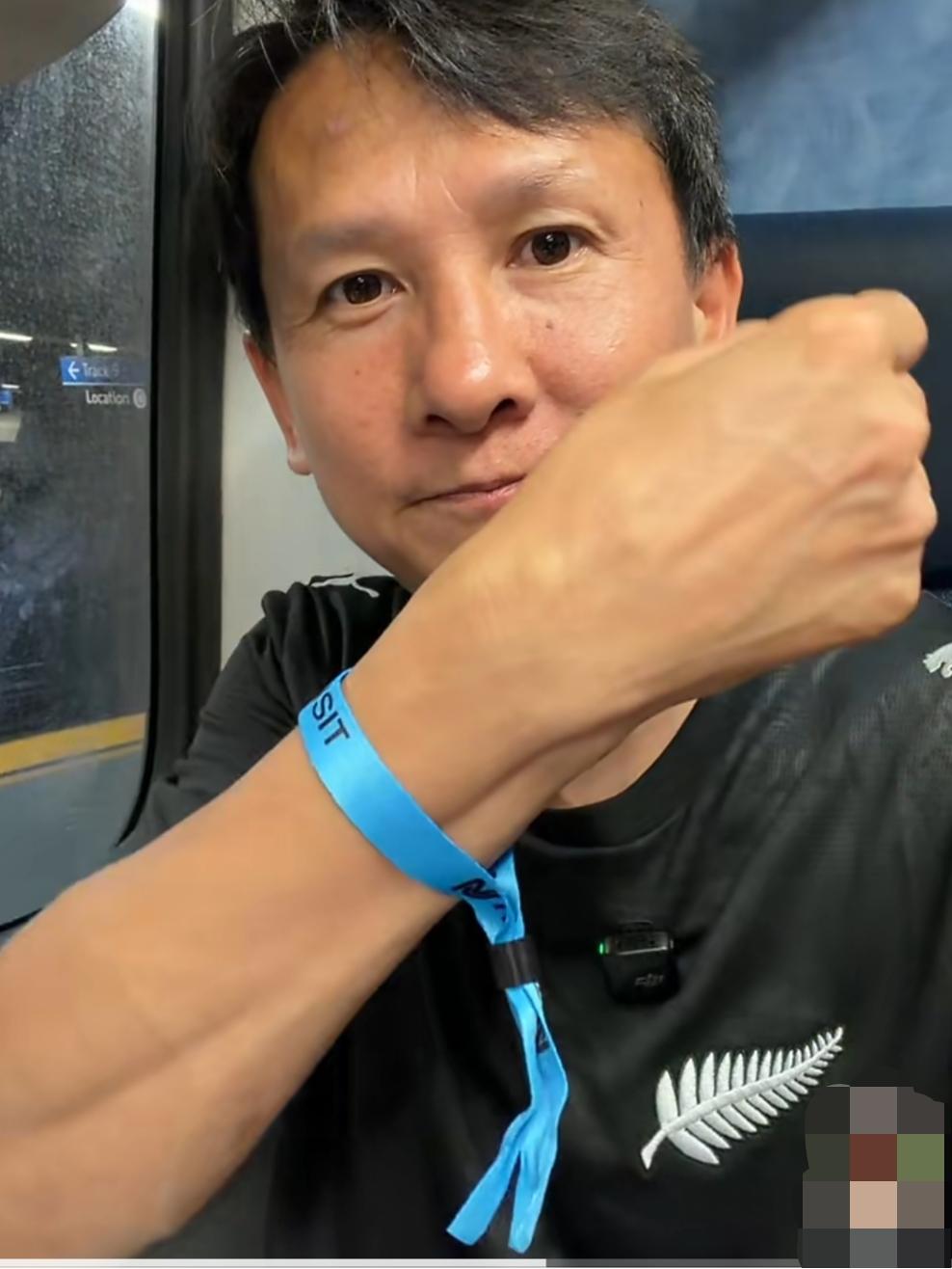 美国纽约，网红博主发视频吐槽:在纽约买到了人生中最贵的一条手链，价值98美元……
