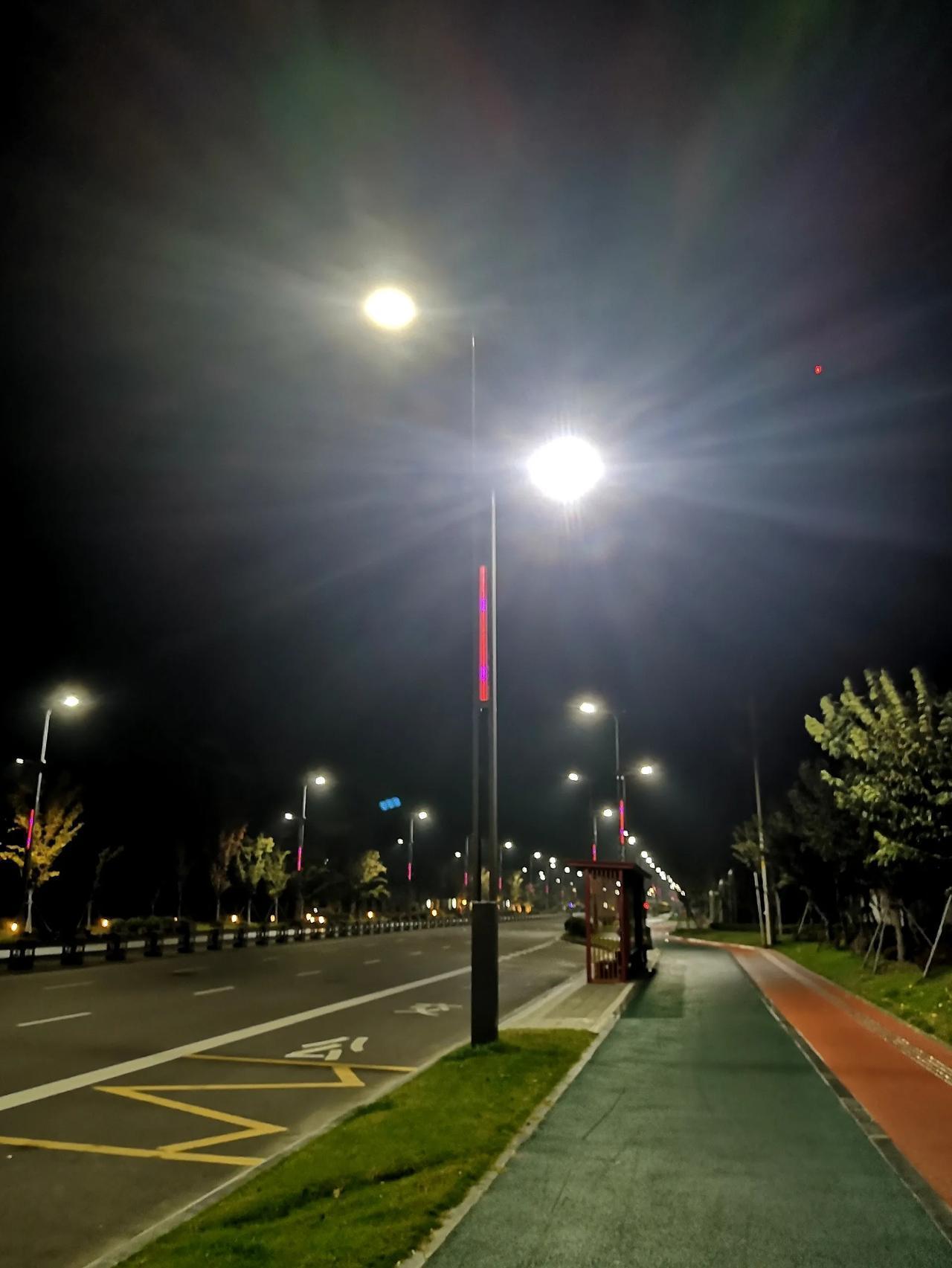 今天早上5：25开跑，天气多云，气温13度。有风，降温了，却格外舒爽～[笑]