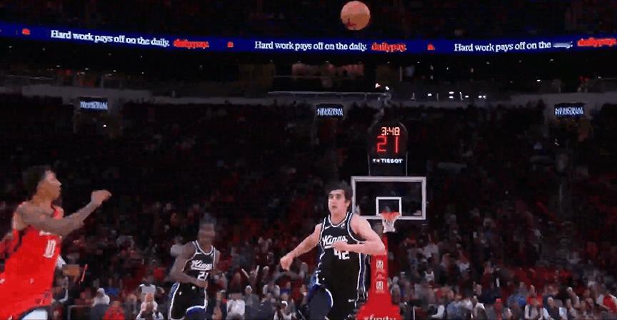 真稳！小史密斯打得比阿门好！
在今天NBA常规赛火箭对阵国王的第一节比赛中，火箭