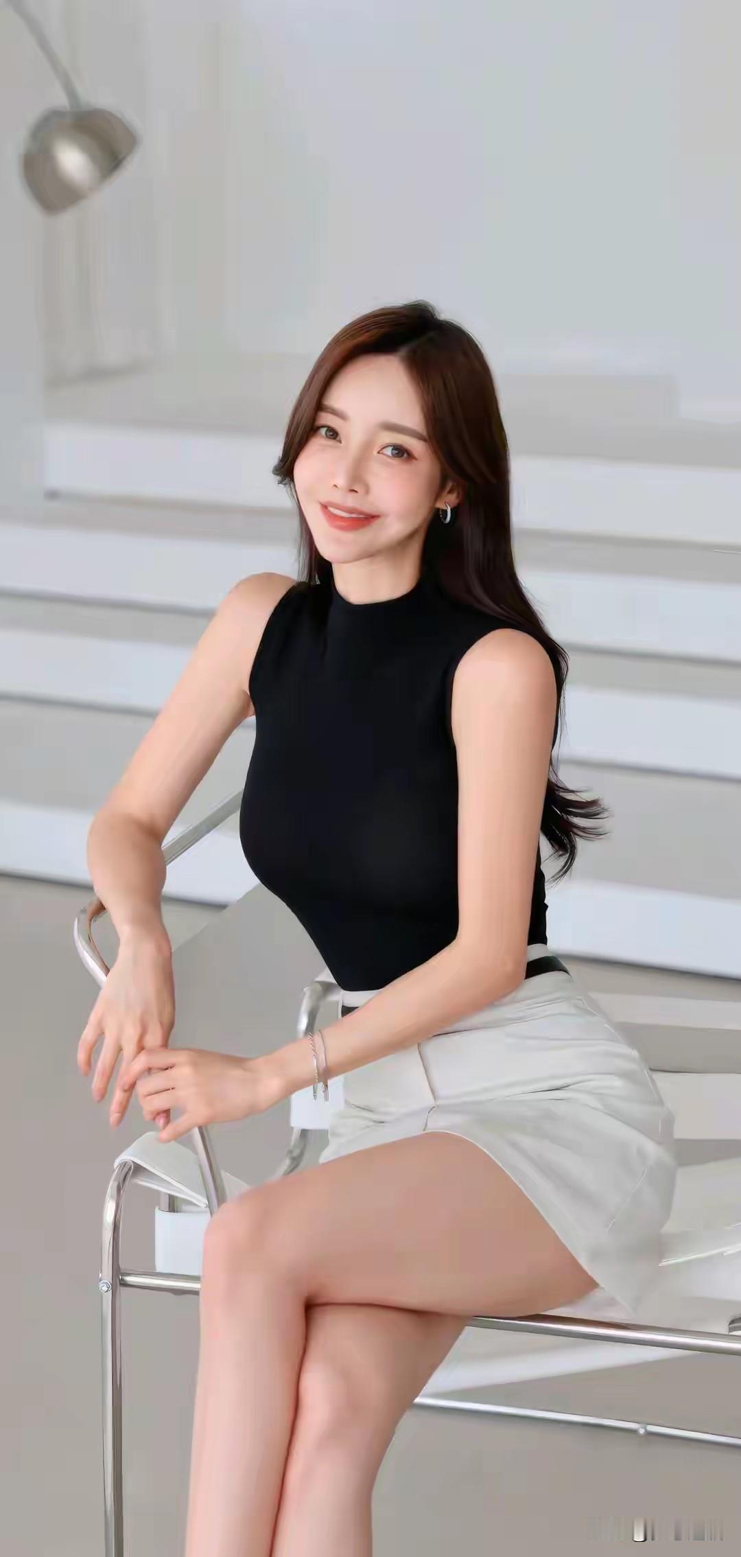 优雅黑丝绒上衣搭配高腰短裙，尽显都市女性魅力！黑蕾丝裙穿搭 露肩黑裙穿搭 孙允珠