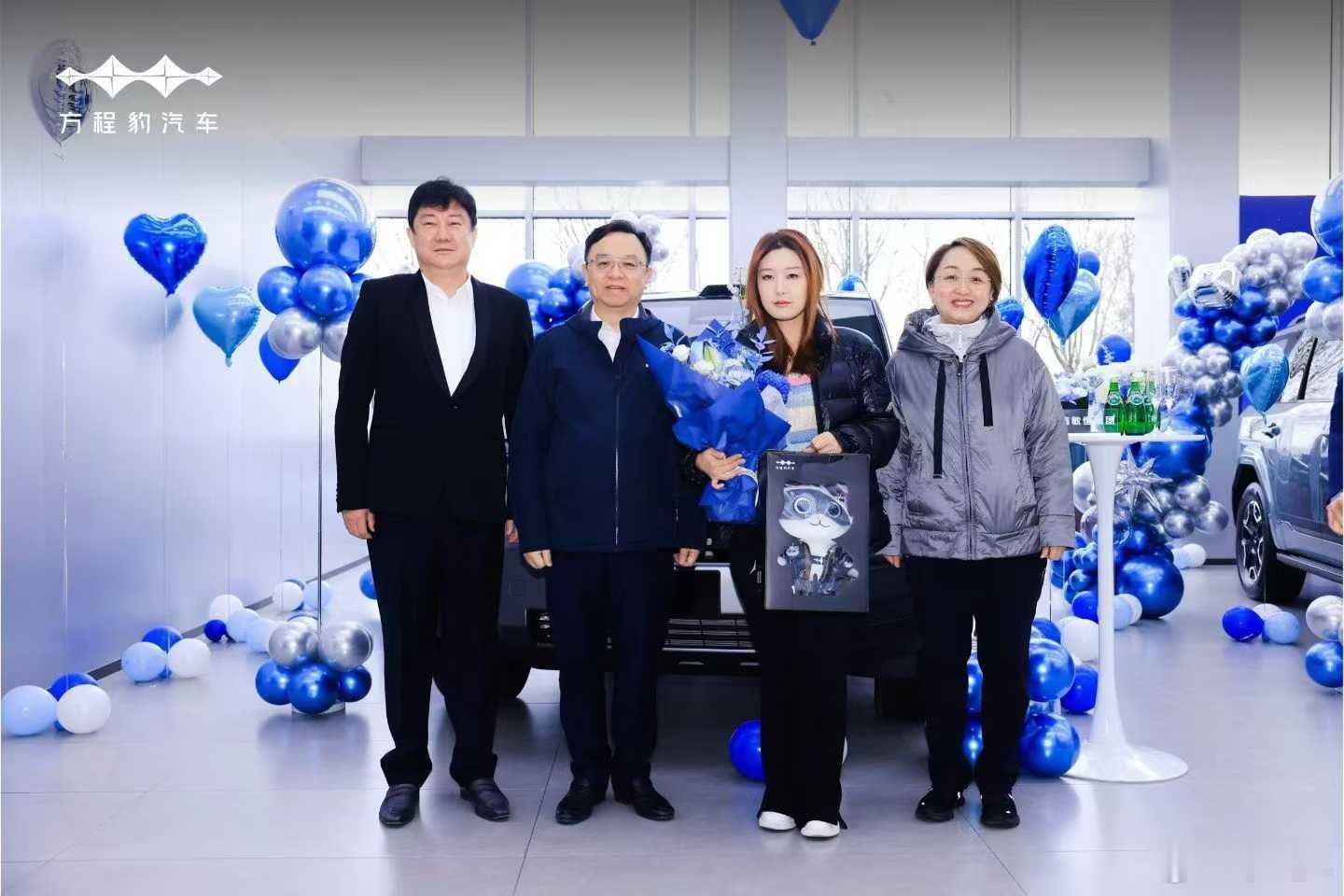 参观完 后，船夫哥到访北京的方程豹与腾势门店，为用户交付钛7和腾势D9 