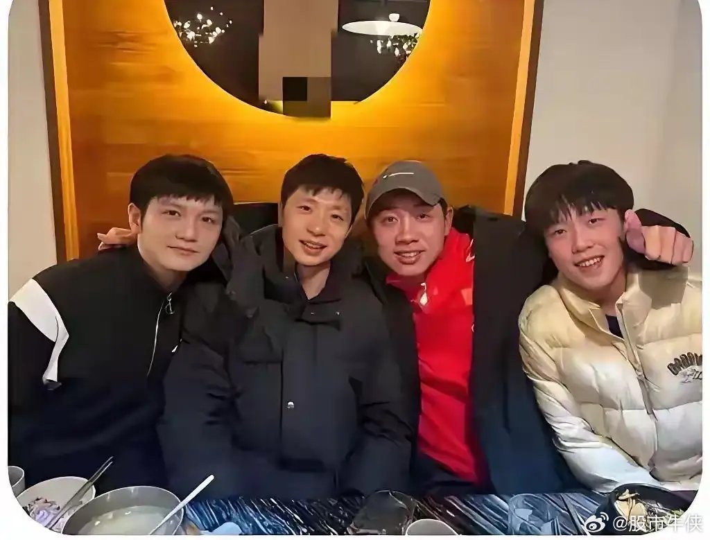 实话实说，左边是内娱最火男团，右边是实打实的世界冠军。一个看脸，一个看实力，对比