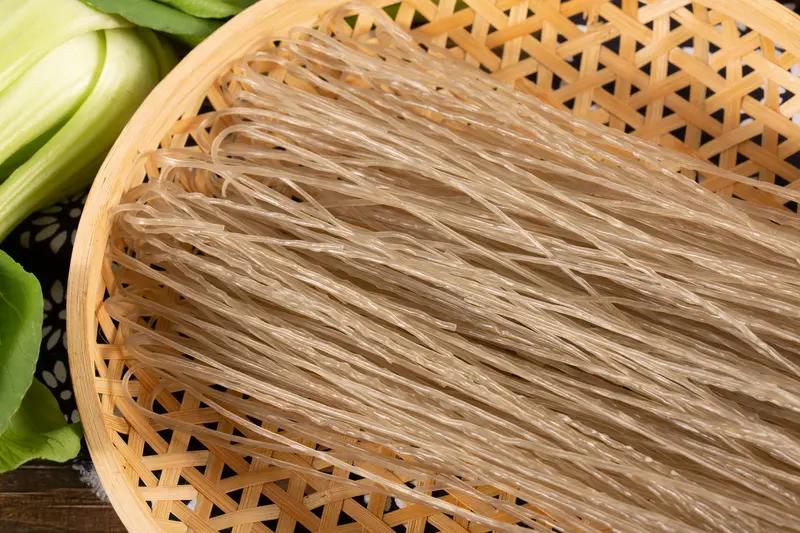 1月26日安徽，顾客网购粉条试吃后，在退货包裹里放了两元硬币和一张纸条，开网店一