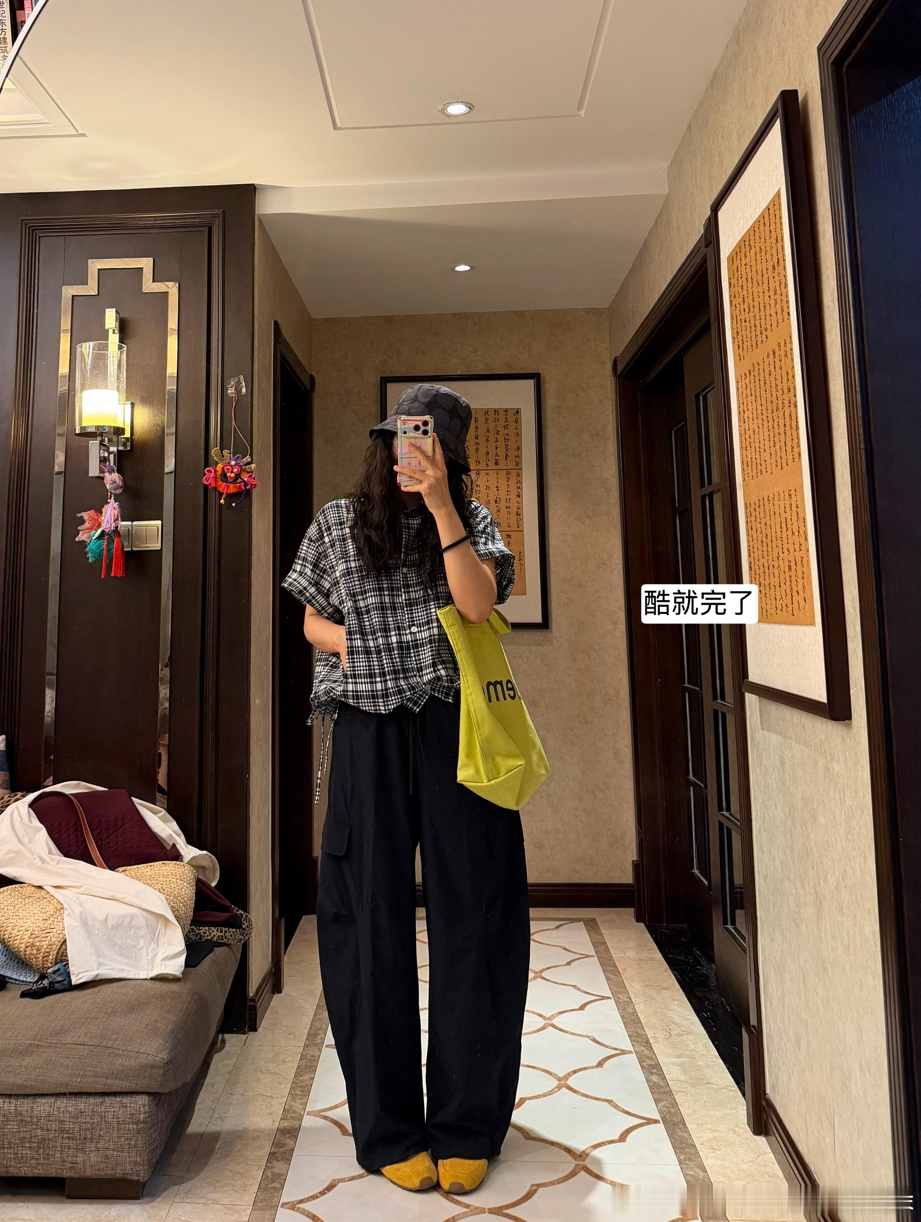 熨衣服准备开拍，工作量是有点大