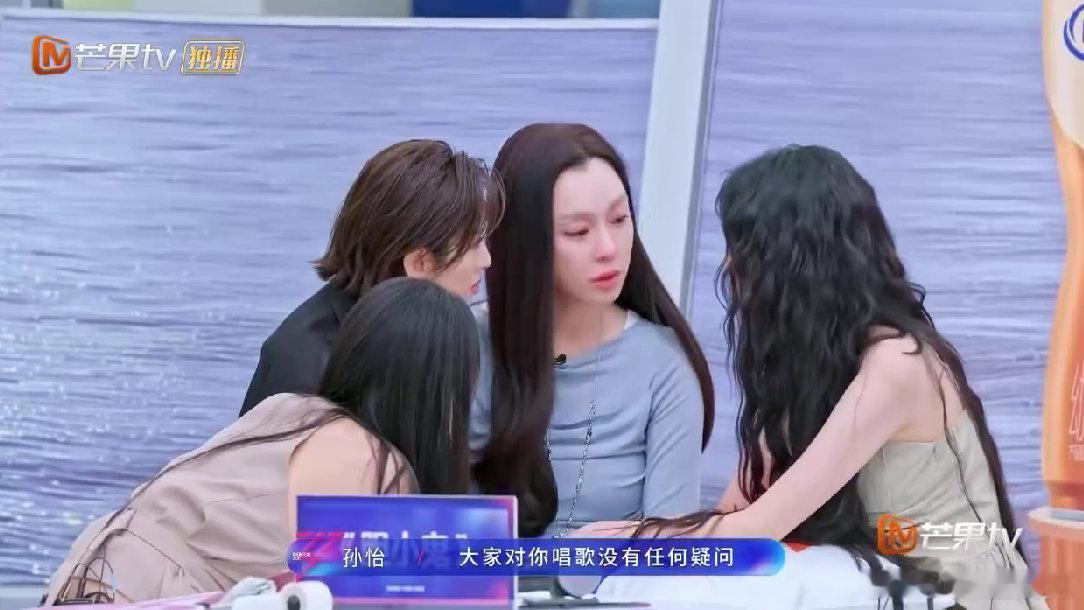 唐艺昕安慰范玮琪乘风2026舞台竞技有输赢，彼此扶持的模样，才是最动人的风景。 
