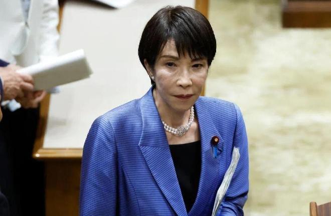 一场下跪画面刷屏国际舆论圈，高市早苗在澳洲战争纪念馆的虔诚姿态，骗过了不少不明真