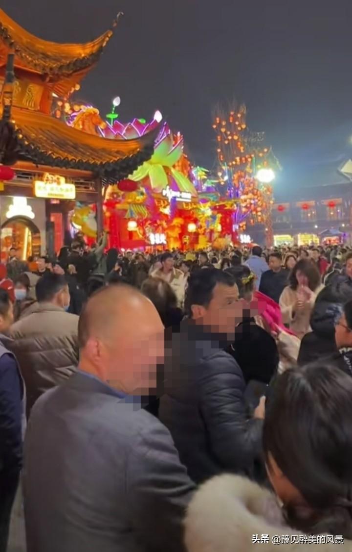 没有来南京夫子庙赏灯的不要来了，夫子庙根本就挤不进去，哪哪都是人，这哪是赏灯啊，