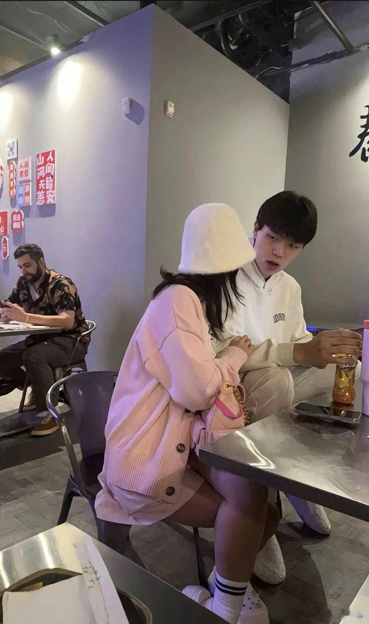 8分36秒 杨瀚森出场时间创新高 杨瀚森，还没打出来，就整天带着个女朋友胡吃海塞