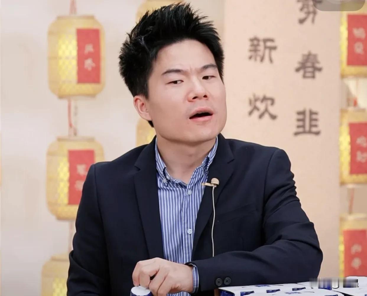 总有人好奇
为什么动辄二十万人
喜欢泡在董宇辉直播间
或许是因为他能从牛肉串聊到