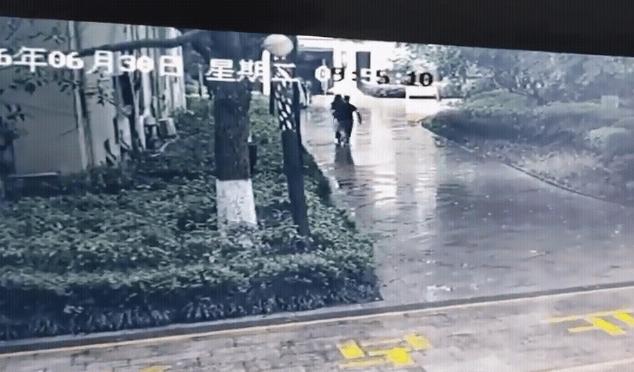 6月30日上海这段监控，若非镜头完整记录，实在很难相信。白天下着雨，男子悄悄尾随